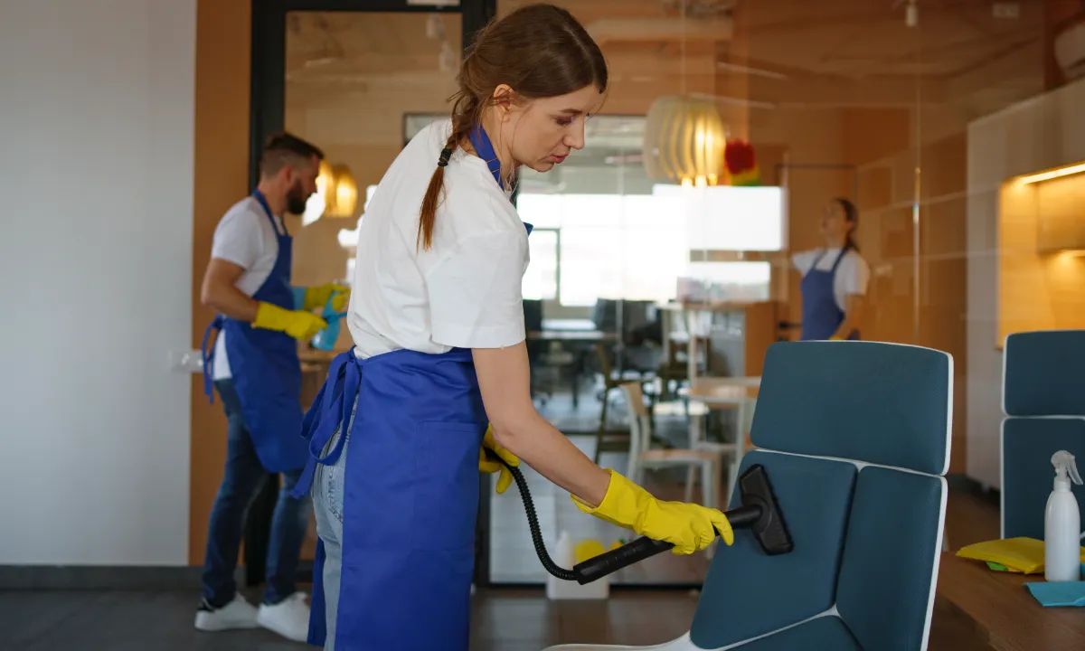 Une femme est une homme qui font les nettoyage dans un bureau