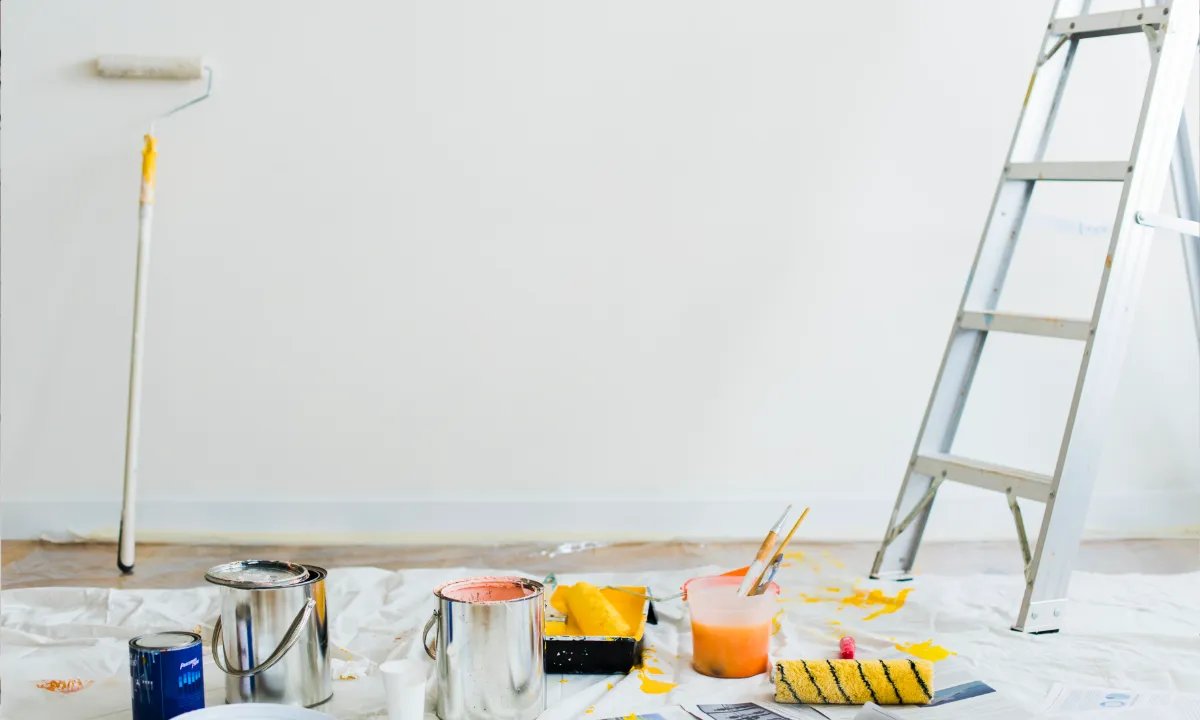Set de peinture et une échelle pour parachévement
